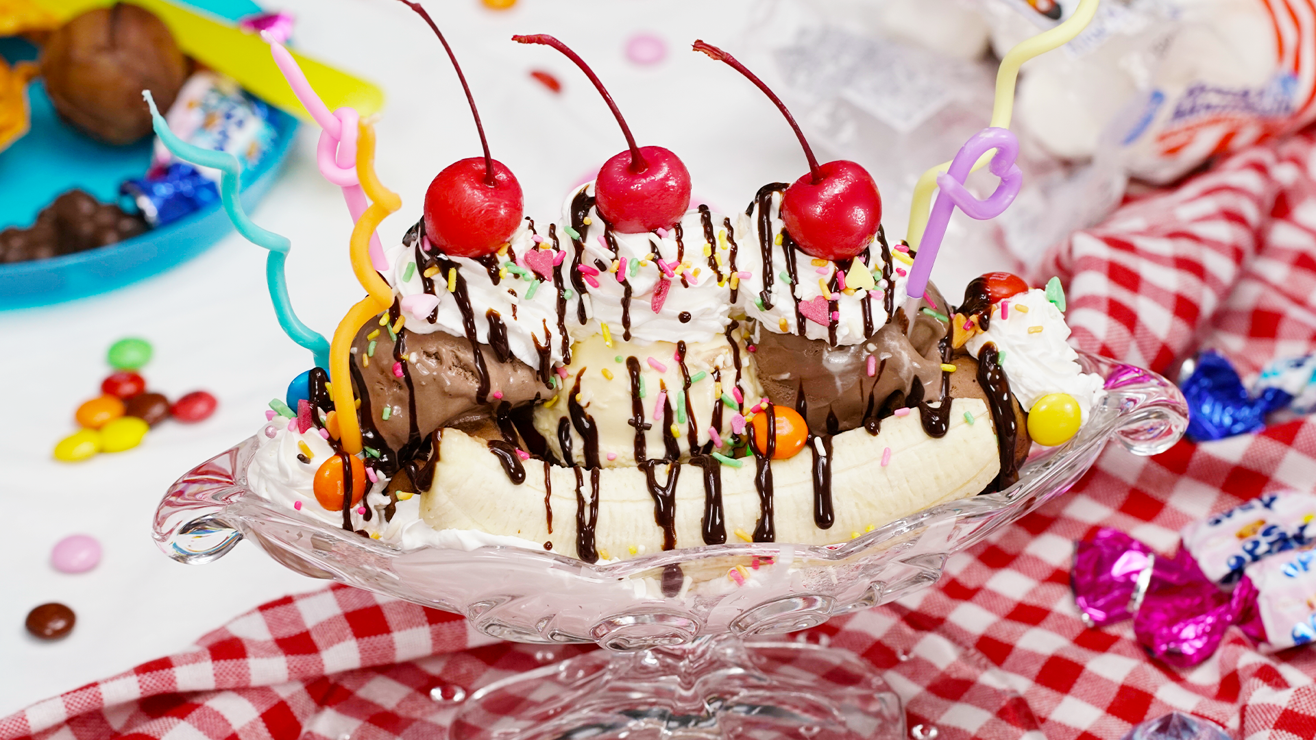 欲張りスイーツ🍨】盛りだくさんバナナスプリット🍌 | TASTEMADE