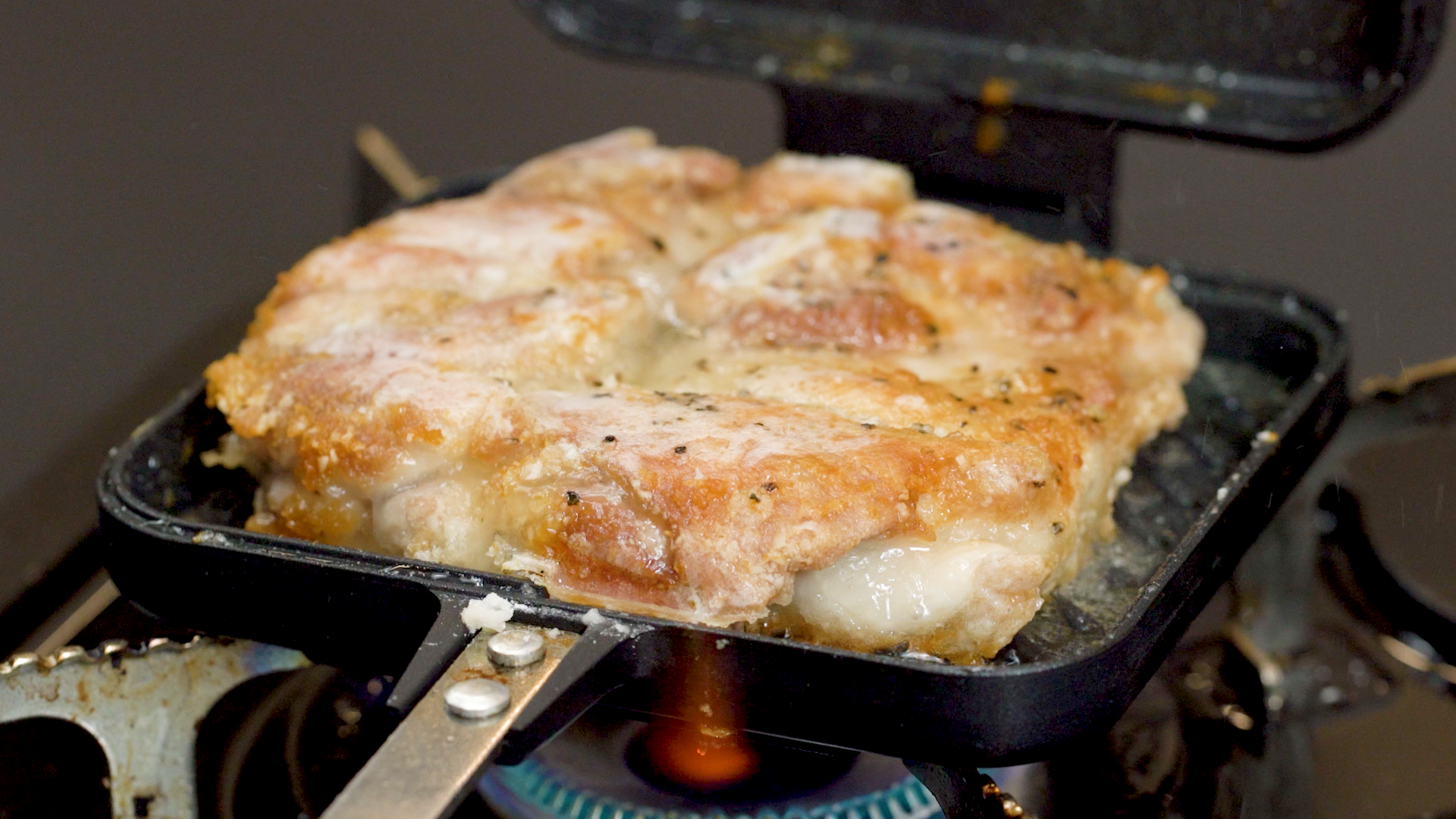 ホットサンドメーカーで!】パリじゅわクリスマスチキン🍗 | TASTEMADE ホットサンドメーカーで!】パリじゅわクリスマスチキン🍗 | TASTEMADE