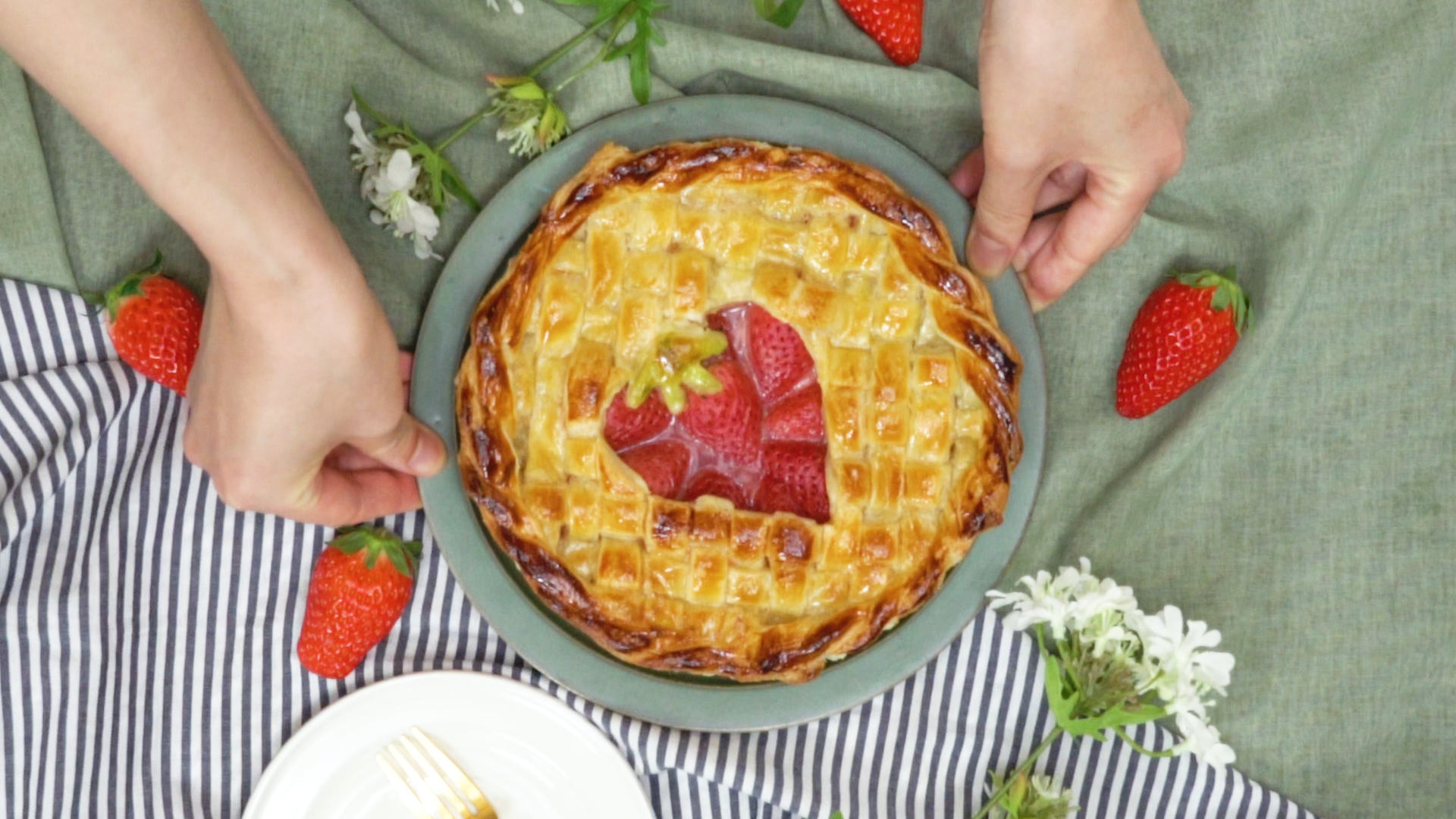 冷凍パイシートで】いちごの編み込みパイ🍓 | TASTEMADE