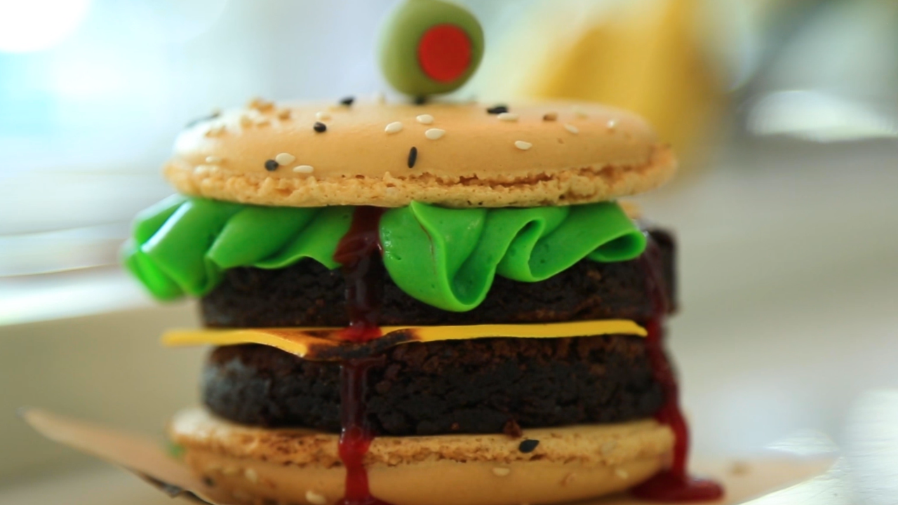 実はマカロン？！マカロンバーガー🍔【Tastemade Spotlight】 | TASTEMADE