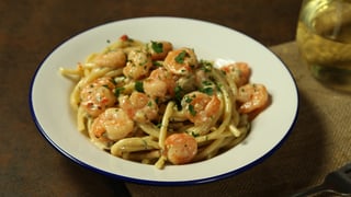 pasta-con-camarones-al-ajillo_landscapeThumbnail_es.jpeg