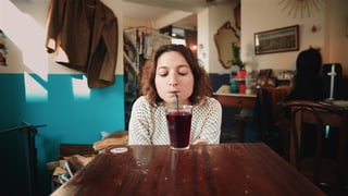 alice-em-paris_s1e1_um-cafe_landscapeThumbnail_pt.jpeg