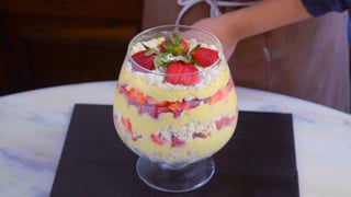 sobremesa-de-suspiros-com-morangos_landscapeThumbnail_pt.jpeg