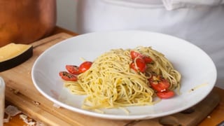 comida-de-cinema_s1e20_spaghetti-ao-pesto-de-simplesmente-martha_landscapeThumbnail_pt.jpeg