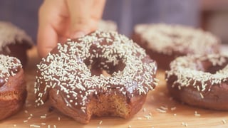 donuts-de-chocolate-com-ganache_landscapeThumbnail_en-US.jpeg