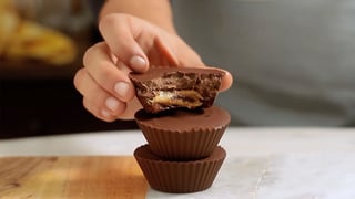 copinhos-de-chocolate-com-creme-de-amendoim_landscapeThumbnail_en-US.jpeg