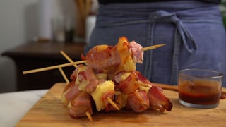espetinho-de-porco-e-bacon-com-abacaxi_landscapeThumbnail_pt.jpeg