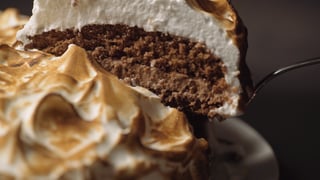 bolo-de-chocolate-com-merengue_landscapeThumbnail_pt.jpeg