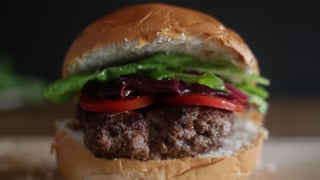burger-com-recheio-de-gorgonzola_landscapeThumbnail_en-US.jpeg