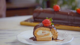rocambole-de-morango-de-chocolate_landscapeThumbnail_pt.jpeg