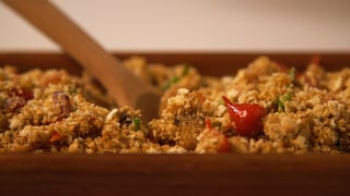 farofa-com-banana-bacon-e-pimenta-biquinho_landscapeThumbnail_pt.jpeg