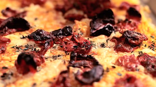 pizza-de-massa-folhada-com-tomate-seco-e-rucula_landscapeThumbnail_en-US.jpeg