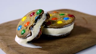 sanduiche-de-sorvete-com-cookies-de-mms_landscapeThumbnail_pt.jpeg