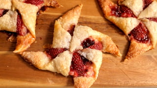 estrelinhas-de-cream-cheese-e-morango_landscapeThumbnail_en-US.jpeg