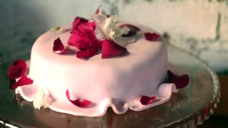 max-thumbnail-episode-bolo-de-rosas-com-chocolate-branco-e-framboesas-de-maria-antonieta