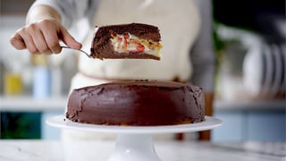 bolo-bombom-de-chocolate-e-morango_l_thumb.jpg