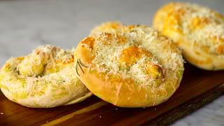pretzel-de-parmesao-e-alecrim-recheado-com-queijo_l_thumb.jpg