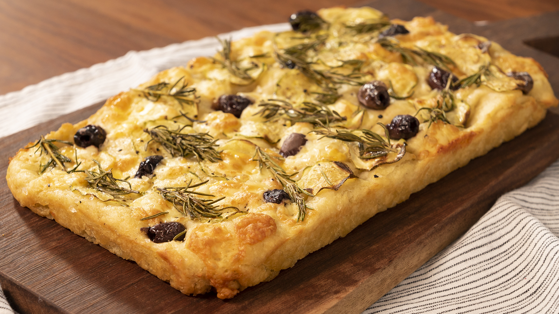 Focaccia de Abobrinha com Queijo Meia Cura e Azeitona Roxa | Tastemade